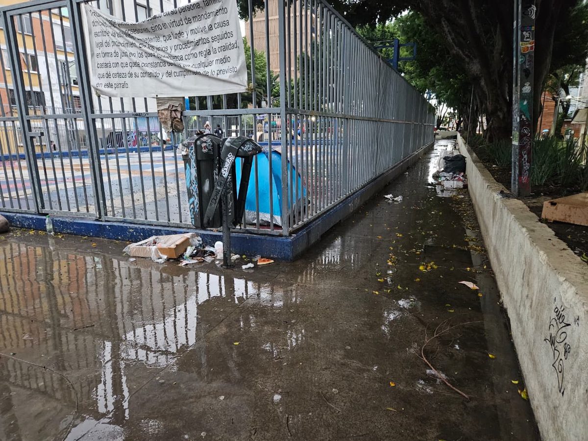 Residuos y campamento junto a la reja